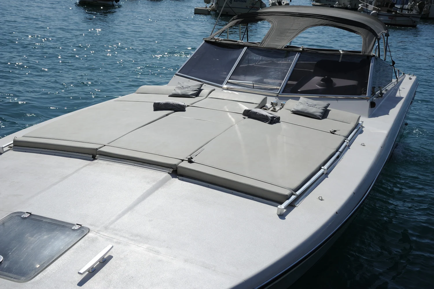 La prua e il prendisole di White Pearl