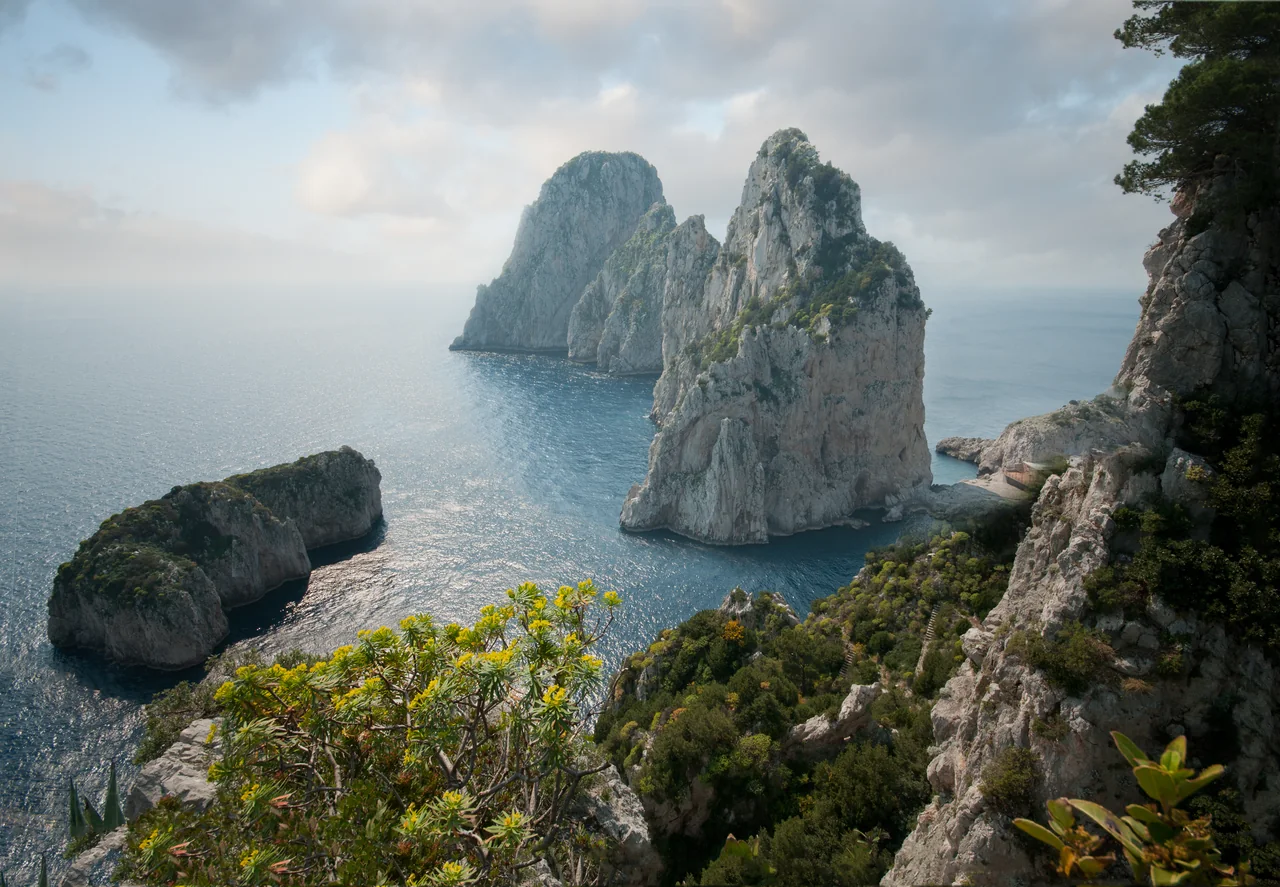 I Faraglioni di Capri, visti dalla costa dell’isola.
