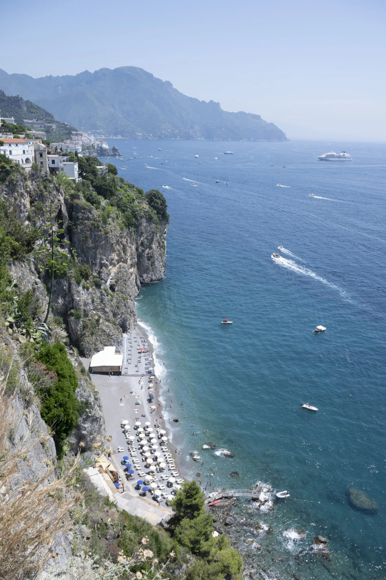 La spiaggia del Duoglio sotto la scogliera di Lone, Amalfi.
