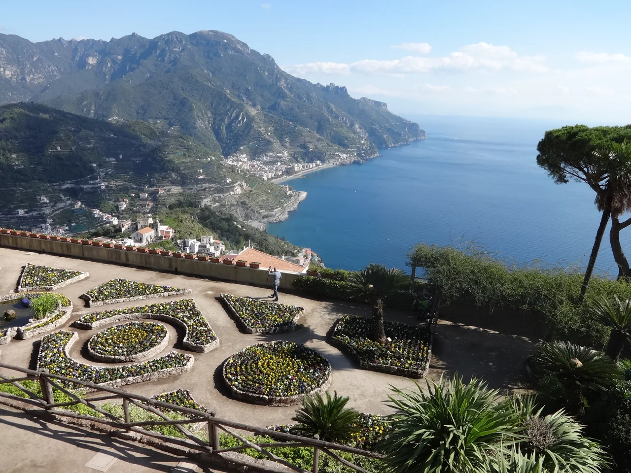 I giardini di Villa Rufolo affacciati sulla Costiera.