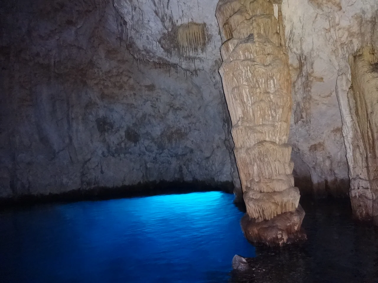 Roccia e riflessi nella Grotta dello Smeraldo a Conca dei Marini.