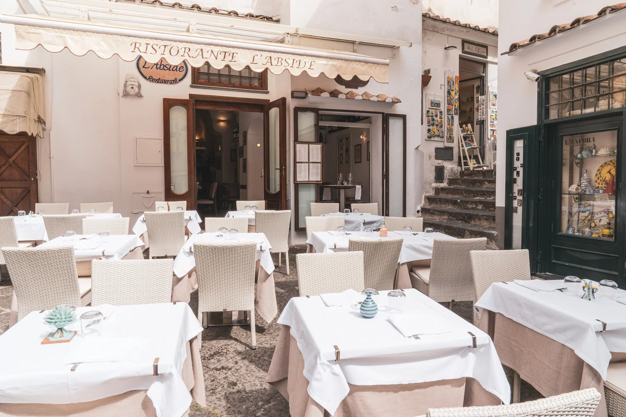 Outdoor tables at L’Abside restaurant in Amalfi