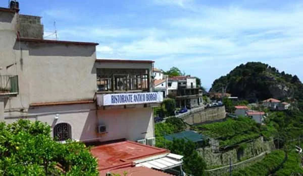 Antico Borgo: il ristorante affacciato sulla valle, con la sua insegna