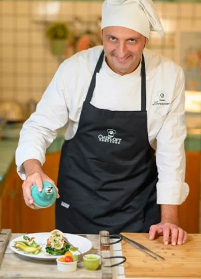 Lo chef Lorenzo Del Pizzo al lavoro in cucina