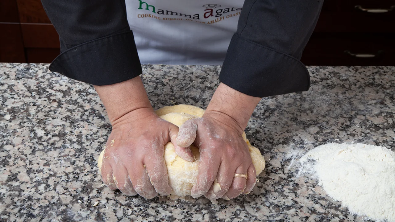 La preparazione dell’impasto alla scuola Mamma Agata a Ravello