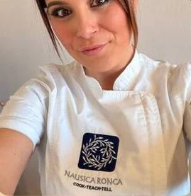 Nausica Ronca nella sua divisa da chef