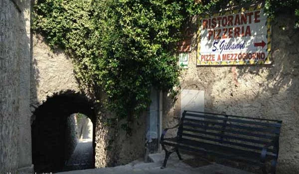Il passaggio nel borgo con l’insegna del Ristorante San Giovanni