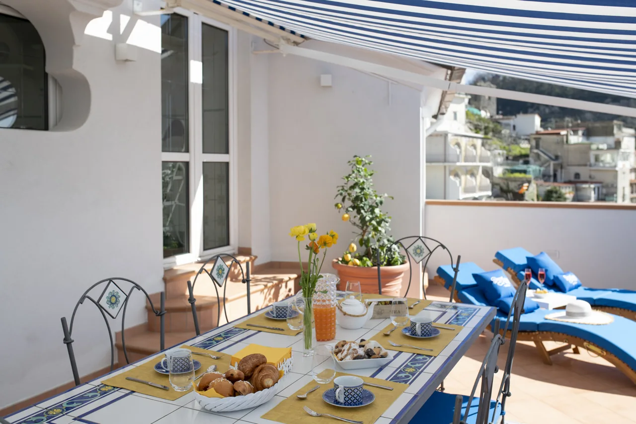 Il tavolo sul terrazzo di Suites 9